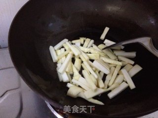 油焖茭白的做法步骤：3
