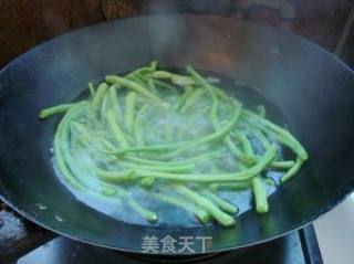 一款好吃的下饭菜——肉末辣味豇豆的做法步骤：2