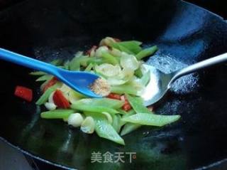 莴笋炒百合的做法步骤：7