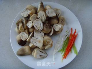 味美鲜甜---蚝油草菇的做法步骤：1