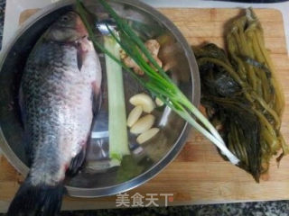 酸菜烧鲫鱼的做法步骤：1