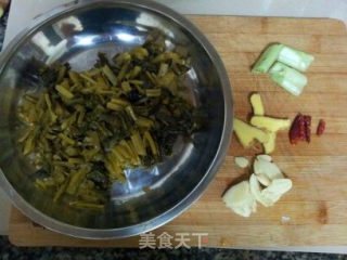 酸菜烧鲫鱼的做法步骤：2