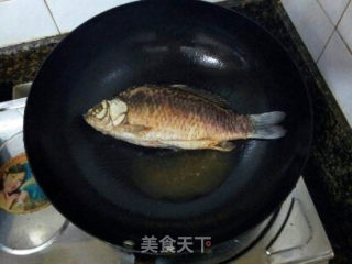 酸菜烧鲫鱼的做法步骤：4