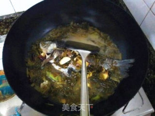 酸菜烧鲫鱼的做法步骤：8