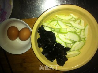 西葫芦木耳炒鸡蛋的做法步骤：1