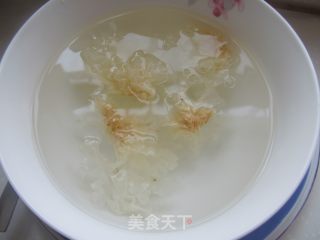 秋季滋补---简单的红枣银耳汤的做法步骤：1