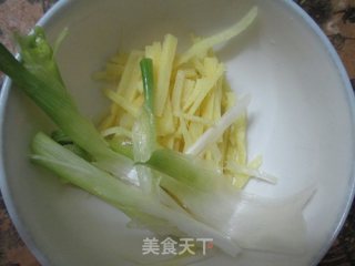 家常姜葱焖鸡的做法步骤：2