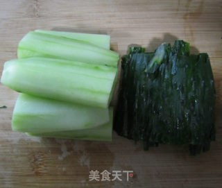 黄瓜二吃--【凉拌黄瓜皮】【虾米鸡蛋黄瓜汤】的做法步骤：3
