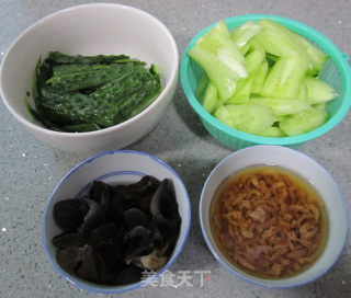 黄瓜二吃--【凉拌黄瓜皮】【虾米鸡蛋黄瓜汤】的做法步骤：4