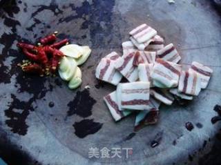 腊肉炒手撕包菜的做法步骤：1