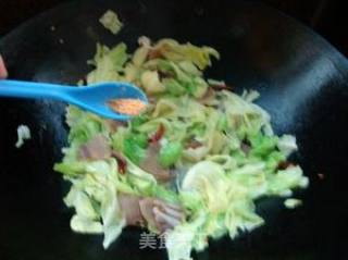 腊肉炒手撕包菜的做法步骤：6