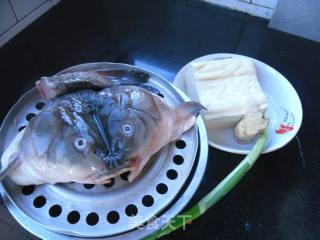 鱼头炖豆腐的做法步骤：1
