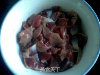 大蒜炒鸡胗的做法步骤：2