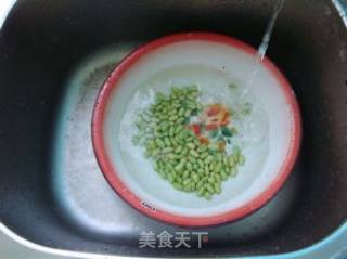金针毛豆排骨汤的做法步骤：1