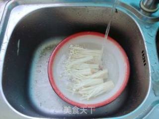 金针毛豆排骨汤的做法步骤：2