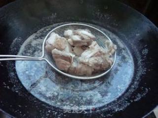金针毛豆排骨汤的做法步骤：3