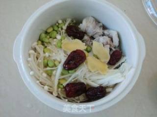 金针毛豆排骨汤的做法步骤：4