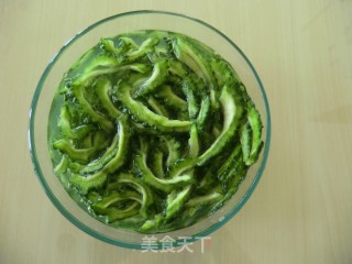 五味苦瓜的做法步骤：1