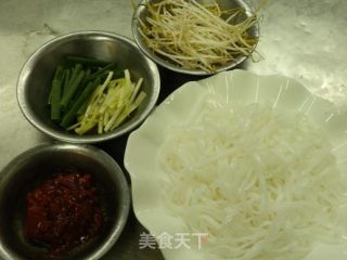 佳厨美味之《干炒牛河》广东小吃的做法步骤：1