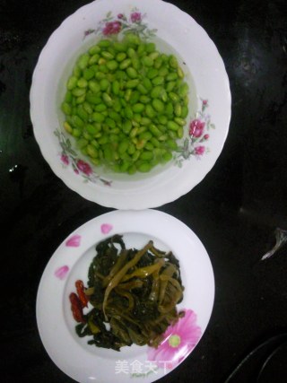 下饭菜--毛豆炒咸菜的做法步骤：1