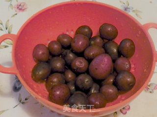 酥炸迷你土豆的做法步骤：1