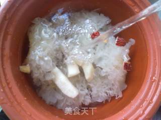 银耳煲雪梨的做法步骤：4