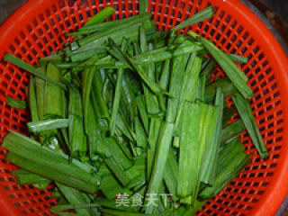 大蒜炒面筋的做法步骤：3