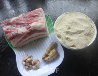 用最简单的烹饪技巧，做出最地道的农家美食  粉蒸肉的做法步骤：1