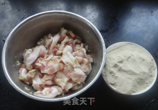 用最简单的烹饪技巧，做出最地道的农家美食  粉蒸肉的做法步骤：2