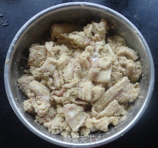 用最简单的烹饪技巧，做出最地道的农家美食  粉蒸肉的做法步骤：3