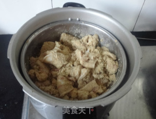 用最简单的烹饪技巧，做出最地道的农家美食  粉蒸肉的做法步骤：6