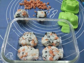 快手营养早餐之-----紫菜肉粒芝麻饭团的做法步骤：4