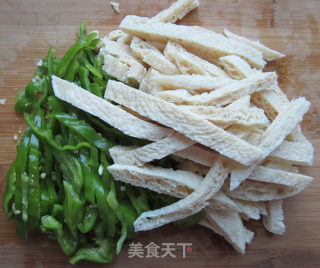青椒脆豆腐的做法步骤：2
