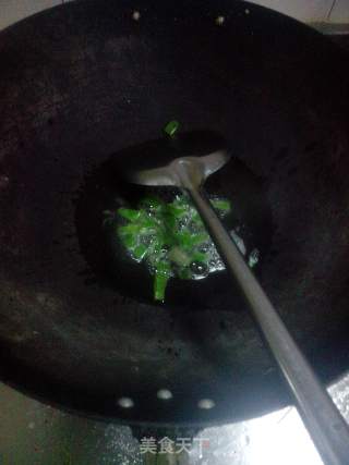 家乡菜--超鲜小乌鱼+海蛎子肉炖白菜粉条的做法步骤：3