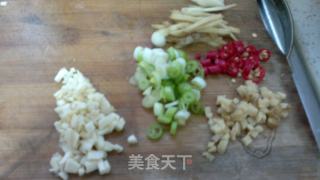 红烧带鱼的做法步骤：1