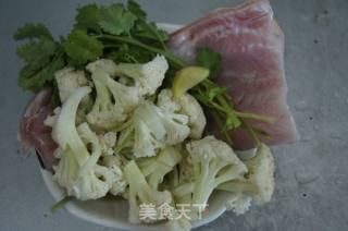 花菜鱼片汤的做法步骤：1