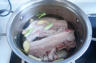 蒜泥白肉的做法步骤：1
