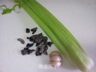 木耳炒西芹的做法步骤：1