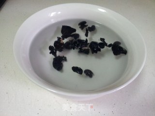木耳炒西芹的做法步骤：2