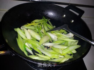 木耳炒西芹的做法步骤：5
