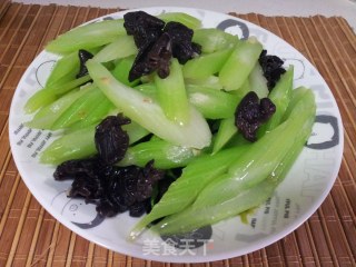 木耳炒西芹的做法步骤：7