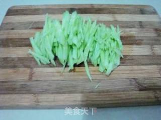 黄瓜葱花鸡蛋饼的做法步骤：1