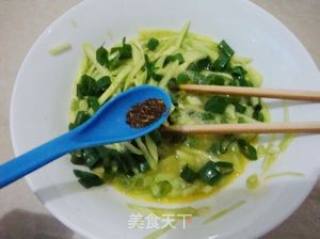 黄瓜葱花鸡蛋饼的做法步骤：5