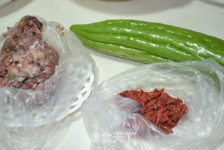 【翡翠玉环】凉瓜酿肉酱的做法步骤：1