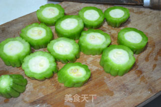 【翡翠玉环】凉瓜酿肉酱的做法步骤：2
