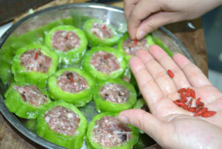 【翡翠玉环】凉瓜酿肉酱的做法步骤：7
