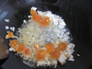 金沙豆腐的做法步骤：4