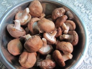 蚝油草菇的做法步骤：1