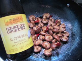 蚝油草菇的做法步骤：7
