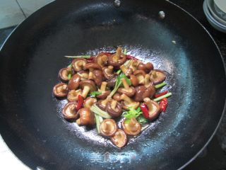 蚝油草菇的做法步骤：10